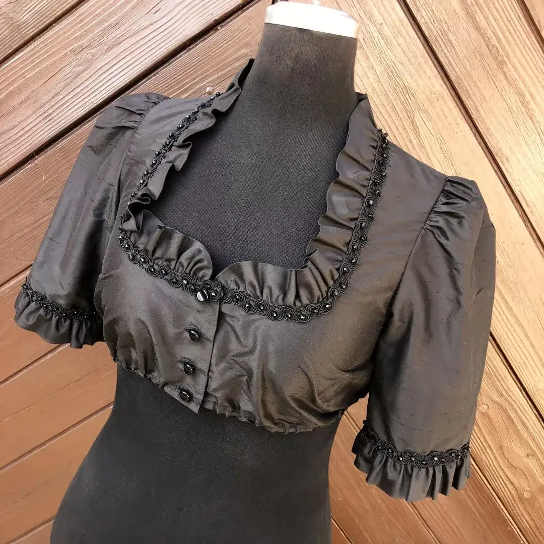 Waldorff Dirndlbluse aus Seide in schwarz No. 4 – Bild 1 – Chiemgauer Heimatwerk Trachten-Onlineshop Waldorff Dirndlbluse aus Seide in schwarz No. 4 - Bild 1 - Chiemgauer Heimatwerk Trachten-Onlineshop