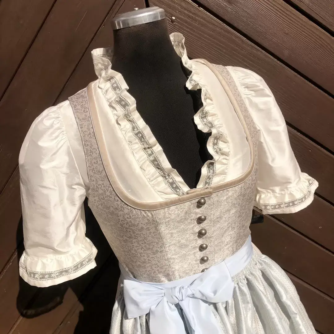 Waldorff Dirndlbluse aus Seide mit Kelchkragen – Bild 1 – Chiemgauer Heimatwerk Trachten-Onlineshop Waldorff Dirndlbluse aus Seide mit Kelchkragen - Bild 1 - Chiemgauer Heimatwerk Trachten-Onlineshop