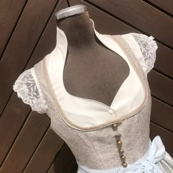 Waldorff Dirndlbluse creme mit Flügelärmeln No. 2 – Bild 1 – Chiemgauer Heimatwerk Trachten-Onlineshop Waldorff Dirndlbluse creme mit Flügelärmeln No. 2 - Bild 1 - Chiemgauer Heimatwerk Trachten-Onlineshop