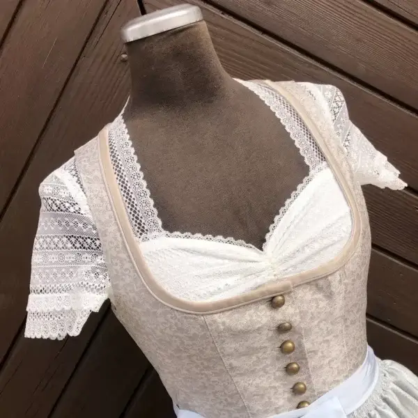 Waldorff Dirndlbluse creme mit Herzausschnitt No. 2 – Bild 1 – Chiemgauer Heimatwerk Trachten-Onlineshop Waldorff Dirndlbluse creme mit Herzausschnitt No. 2 - Bild 1 - Chiemgauer Heimatwerk Trachten-Onlineshop