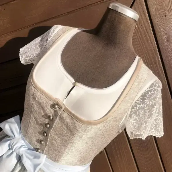 Waldorff Dirndlbluse creme mit kurzarm No. 2 – Bild 1 – Chiemgauer Heimatwerk Trachten-Onlineshop Waldorff Dirndlbluse creme mit kurzarm No. 2 - Bild 1 - Chiemgauer Heimatwerk Trachten-Onlineshop