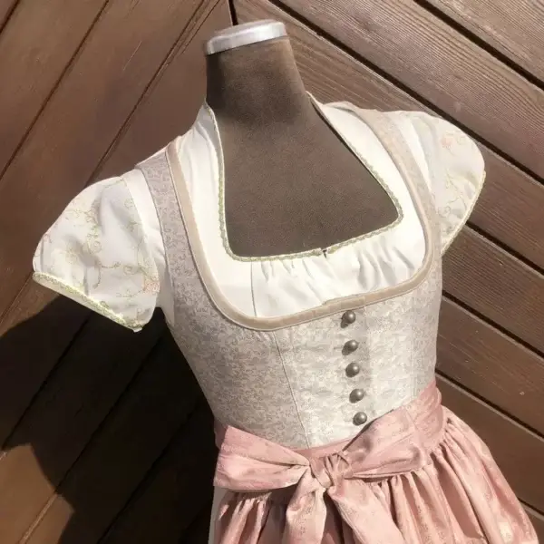 Waldorff Dirndlbluse creme mit Schneewittchenkragen No. 2 – Bild 1 – Chiemgauer Heimatwerk Trachten-Onlineshop Waldorff Dirndlbluse creme mit Schneewittchenkragen No. 2 - Bild 1 - Chiemgauer Heimatwerk Trachten-Onlineshop