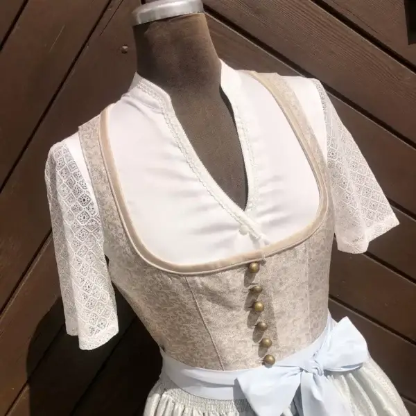 Waldorff Dirndlbluse creme mit Schneewittchenkragen No. 3 – Bild 1 – Chiemgauer Heimatwerk Trachten-Onlineshop Waldorff Dirndlbluse creme mit Schneewittchenkragen No. 3 - Bild 1 - Chiemgauer Heimatwerk Trachten-Onlineshop