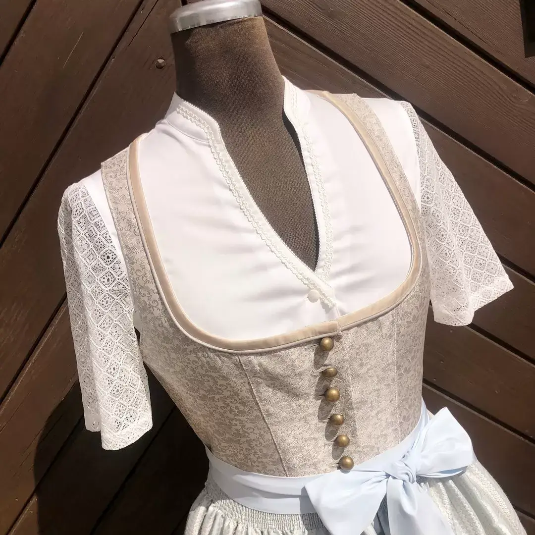 Waldorff Dirndlbluse creme mit Schneewittchenkragen No. 3 – Bild 1 – Chiemgauer Heimatwerk Trachten-Onlineshop Waldorff Dirndlbluse creme mit Schneewittchenkragen No. 3 - Bild 1 - Chiemgauer Heimatwerk Trachten-Onlineshop
