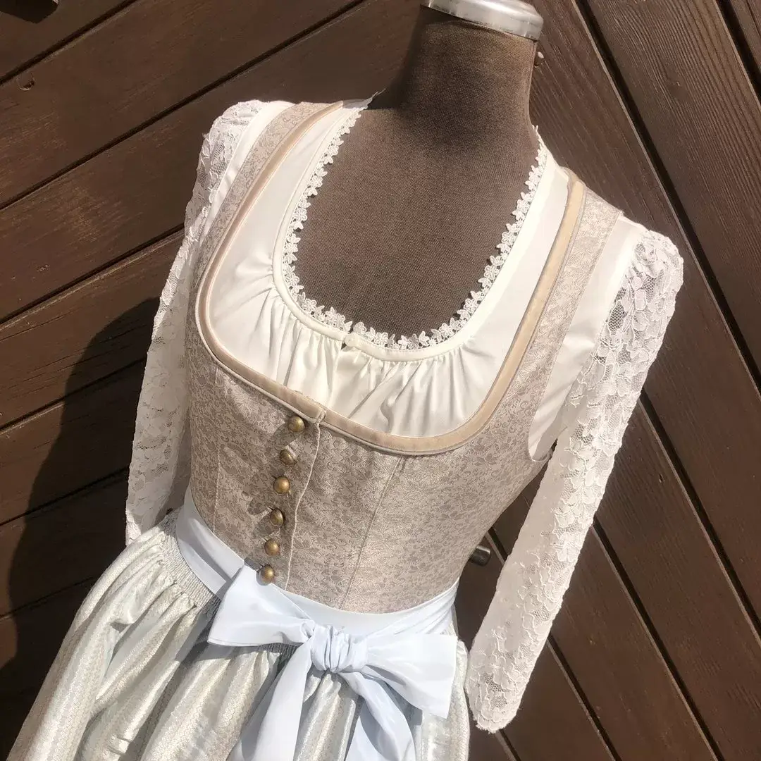 Waldorff Dirndlbluse creme mit Spitzenärmeln No. 1 – Bild 1 – Chiemgauer Heimatwerk Trachten-Onlineshop Waldorff Dirndlbluse creme mit Spitzenärmeln No. 1 - Bild 1 - Chiemgauer Heimatwerk Trachten-Onlineshop