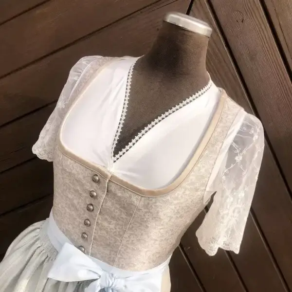 Waldorff Dirndlbluse creme mit V-Ausschnitt No. 1 – Bild 1 – Chiemgauer Heimatwerk Trachten-Onlineshop Waldorff Dirndlbluse creme mit V-Ausschnitt No. 1 - Bild 1 - Chiemgauer Heimatwerk Trachten-Onlineshop