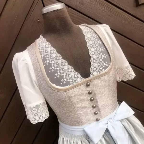 Waldorff Dirndlbluse creme mit V-Ausschnitt No. 3 – Bild 1 – Chiemgauer Heimatwerk Trachten-Onlineshop Waldorff Dirndlbluse creme mit V-Ausschnitt No. 3 - Bild 1 - Chiemgauer Heimatwerk Trachten-Onlineshop