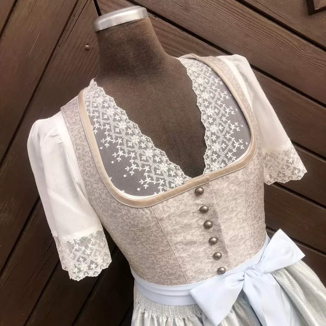 Waldorff Dirndlbluse creme mit V-Ausschnitt No. 3 – Bild 1 – Chiemgauer Heimatwerk Trachten-Onlineshop Waldorff Dirndlbluse creme mit V-Ausschnitt No. 3 - Bild 1 - Chiemgauer Heimatwerk Trachten-Onlineshop