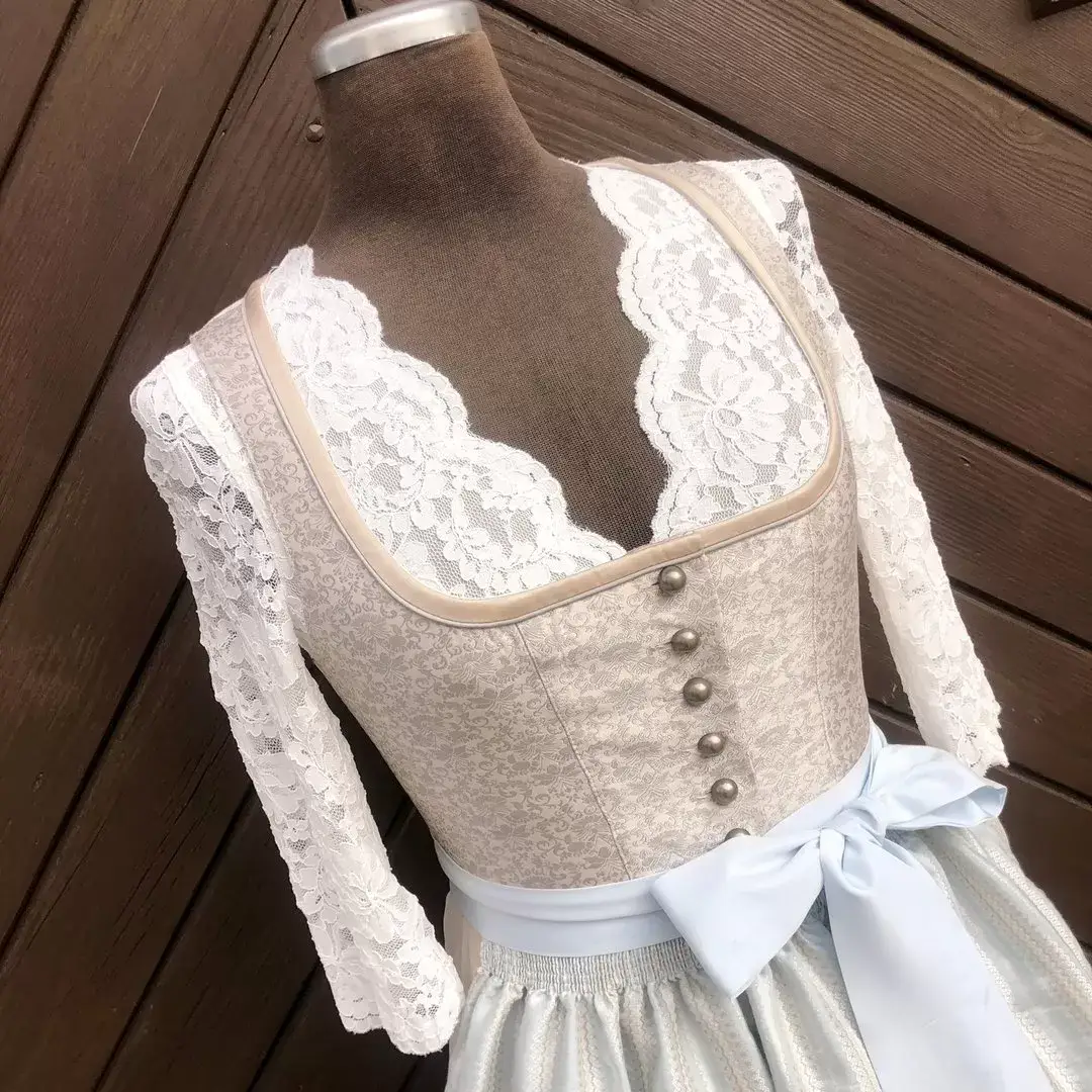 Waldorff Dirndlbluse creme mit V-Ausschnitt No. 6 – Bild 1 – Chiemgauer Heimatwerk Trachten-Onlineshop Waldorff Dirndlbluse creme mit V-Ausschnitt No. 6 - Bild 1 - Chiemgauer Heimatwerk Trachten-Onlineshop