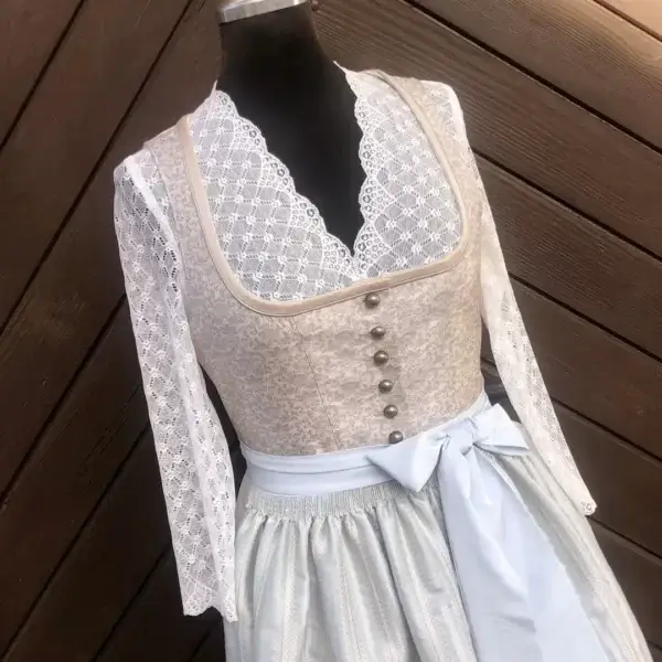 Waldorff Dirndlbluse creme mit V-Ausschnitt No. 8 – Bild 1 – Chiemgauer Heimatwerk Trachten-Onlineshop Waldorff Dirndlbluse creme mit V-Ausschnitt No. 8 - Bild 1 - Chiemgauer Heimatwerk Trachten-Onlineshop