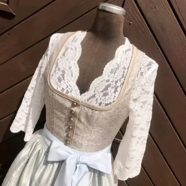 Waldorff Dirndlbluse creme mit V-Ausschnitt No. 9 – Bild 1 – Chiemgauer Heimatwerk Trachten-Onlineshop Waldorff Dirndlbluse creme mit V-Ausschnitt No. 9 - Bild 1 - Chiemgauer Heimatwerk Trachten-Onlineshop