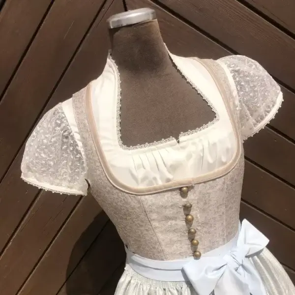 Waldorff Dirndlbluse kurzarm in creme No. 1 – Bild 1 – Chiemgauer Heimatwerk Trachten-Onlineshop Waldorff Dirndlbluse kurzarm in creme No. 1 - Bild 1 - Chiemgauer Heimatwerk Trachten-Onlineshop