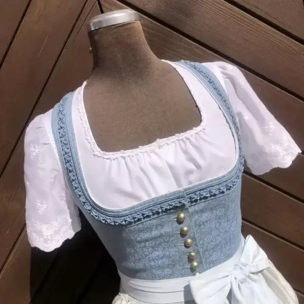 Waldorff Dirndlbluse kurzarm mit bestickten Ärmeln No. 1 – Bild 1 – Chiemgauer Heimatwerk Trachten-Onlineshop Waldorff Dirndlbluse kurzarm mit bestickten Ärmeln No. 1 - Bild 1 - Chiemgauer Heimatwerk Trachten-Onlineshop