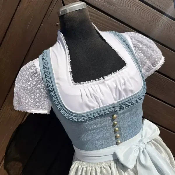 Waldorff Dirndlbluse kurzarm mit bestickten Ärmeln No. 2 – Bild 1 – Chiemgauer Heimatwerk Trachten-Onlineshop Waldorff Dirndlbluse kurzarm mit bestickten Ärmeln No. 2 - Bild 1 - Chiemgauer Heimatwerk Trachten-Onlineshop