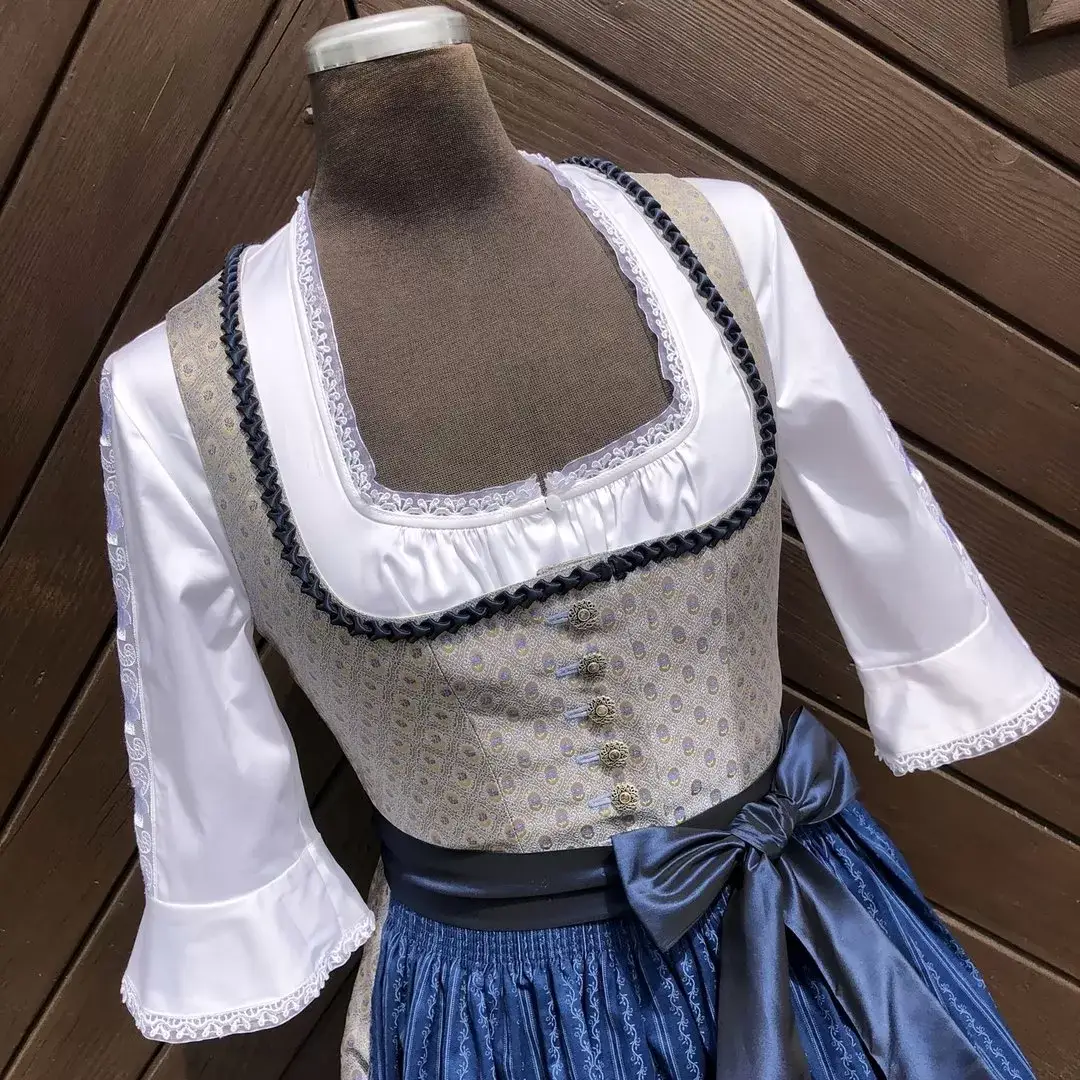 Waldorff Dirndlbluse kurzarm mit bestickten Ärmeln No. 6 – Bild 1 – Chiemgauer Heimatwerk Trachten-Onlineshop Waldorff Dirndlbluse kurzarm mit bestickten Ärmeln No. 6 - Bild 1 - Chiemgauer Heimatwerk Trachten-Onlineshop