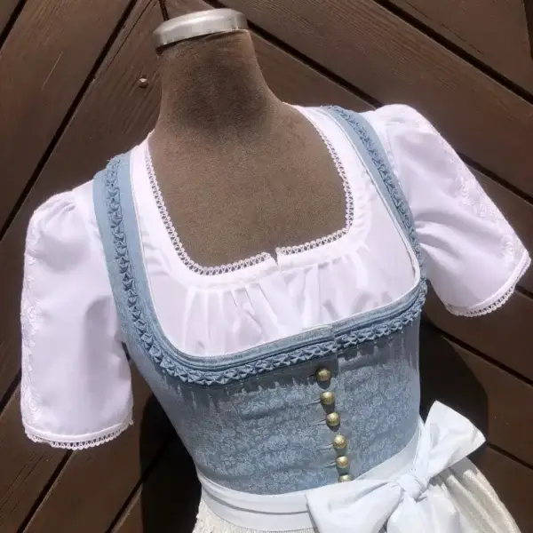 Waldorff Dirndlbluse kurzarm mit bestickten Ärmeln No. 8 – Bild 1 – Chiemgauer Heimatwerk Trachten-Onlineshop Waldorff Dirndlbluse kurzarm mit bestickten Ärmeln No. 8 - Bild 1 - Chiemgauer Heimatwerk Trachten-Onlineshop