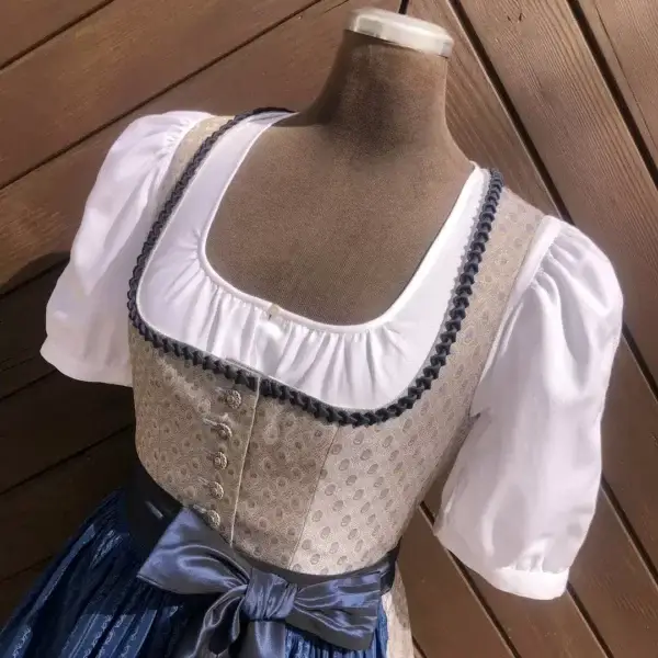 Waldorff Dirndlbluse kurzarm mit bestickten Puffärmeln No. 6 – Bild 1 – Chiemgauer Heimatwerk Trachten-Onlineshop Waldorff Dirndlbluse kurzarm mit bestickten Puffärmeln No. 6 - Bild 1 - Chiemgauer Heimatwerk Trachten-Onlineshop