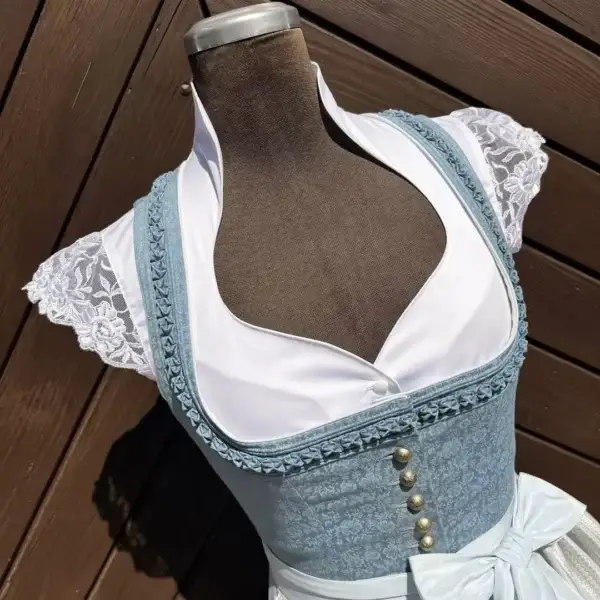 Waldorff Dirndlbluse kurzarm mit Flügelärmeln No. 3 – Bild 1 – Chiemgauer Heimatwerk Trachten-Onlineshop Waldorff Dirndlbluse kurzarm mit Flügelärmeln No. 3 - Bild 1 - Chiemgauer Heimatwerk Trachten-Onlineshop