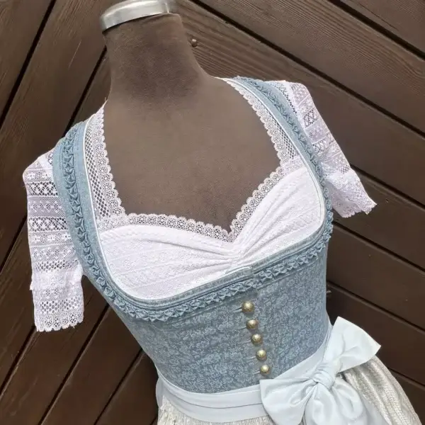 Waldorff Dirndlbluse kurzarm mit Herzausschnitt No. 6 – Bild 1 – Chiemgauer Heimatwerk Trachten-Onlineshop Waldorff Dirndlbluse kurzarm mit Herzausschnitt No. 6 - Bild 1 - Chiemgauer Heimatwerk Trachten-Onlineshop