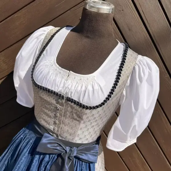 Waldorff Dirndlbluse kurzarm mit Perlen No. 12 – Bild 1 – Chiemgauer Heimatwerk Trachten-Onlineshop Waldorff Dirndlbluse kurzarm mit Perlen No. 12 - Bild 1 - Chiemgauer Heimatwerk Trachten-Onlineshop