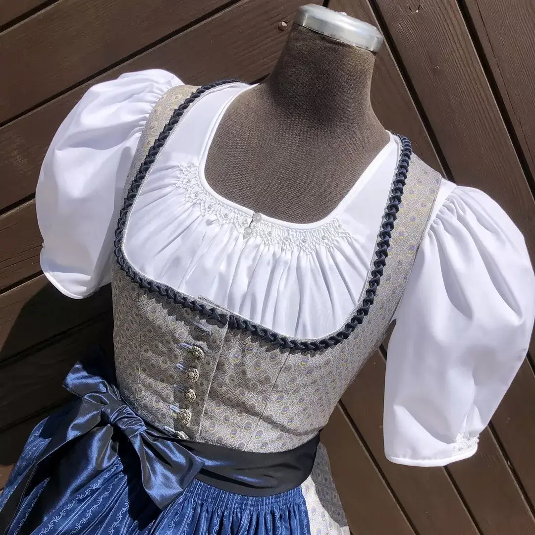 Waldorff Dirndlbluse kurzarm mit Perlen No. 13 – Bild 1 – Chiemgauer Heimatwerk Trachten-Onlineshop Waldorff Dirndlbluse kurzarm mit Perlen No. 13 - Bild 1 - Chiemgauer Heimatwerk Trachten-Onlineshop