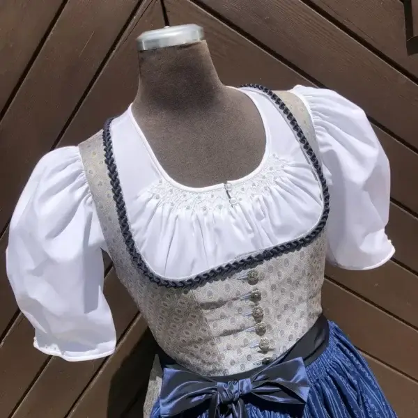Waldorff Dirndlbluse kurzarm mit Perlen No. 14 – Bild 1 – Chiemgauer Heimatwerk Trachten-Onlineshop Waldorff Dirndlbluse kurzarm mit Perlen No. 14 - Bild 1 - Chiemgauer Heimatwerk Trachten-Onlineshop
