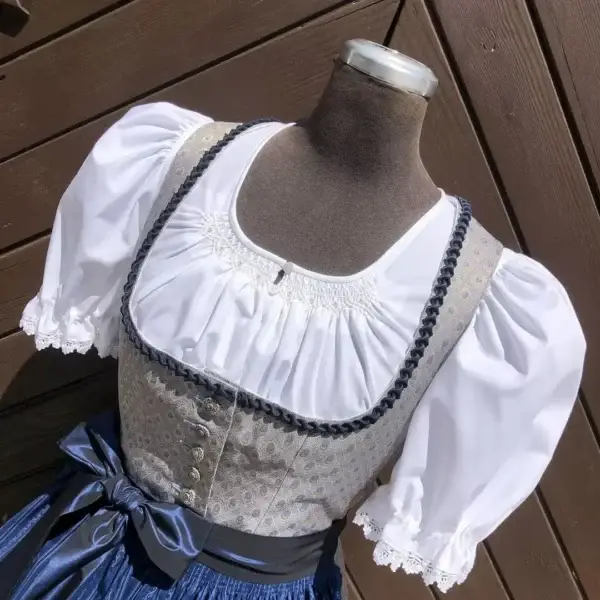 Waldorff Dirndlbluse kurzarm mit Perlen No. 15 – Bild 1 – Chiemgauer Heimatwerk Trachten-Onlineshop Waldorff Dirndlbluse kurzarm mit Perlen No. 15 - Bild 1 - Chiemgauer Heimatwerk Trachten-Onlineshop
