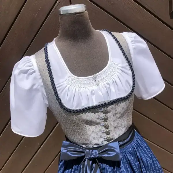 Waldorff Dirndlbluse kurzarm mit Perlen No. 6 – Bild 1 – Chiemgauer Heimatwerk Trachten-Onlineshop Waldorff Dirndlbluse kurzarm mit Perlen No. 6 - Bild 1 - Chiemgauer Heimatwerk Trachten-Onlineshop