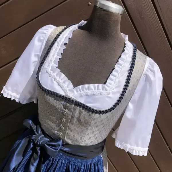 Waldorff Dirndlbluse kurzarm mit Perlen No. 7 – Bild 1 – Chiemgauer Heimatwerk Trachten-Onlineshop Waldorff Dirndlbluse kurzarm mit Perlen No. 7 - Bild 1 - Chiemgauer Heimatwerk Trachten-Onlineshop