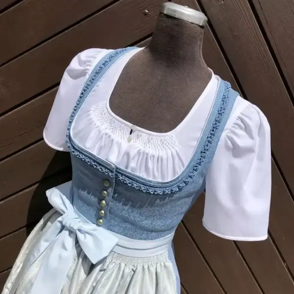 Waldorff Dirndlbluse kurzarm mit Perlen No. 9 – Bild 1 – Chiemgauer Heimatwerk Trachten-Onlineshop Waldorff Dirndlbluse kurzarm mit Perlen No. 9 - Bild 1 - Chiemgauer Heimatwerk Trachten-Onlineshop