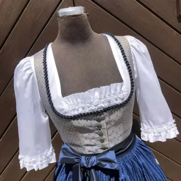 Waldorff Dirndlbluse kurzarm mit Perlen und Roserl – Bild 1 – Chiemgauer Heimatwerk Trachten-Onlineshop Waldorff Dirndlbluse kurzarm mit Perlen und Roserl - Bild 1 - Chiemgauer Heimatwerk Trachten-Onlineshop