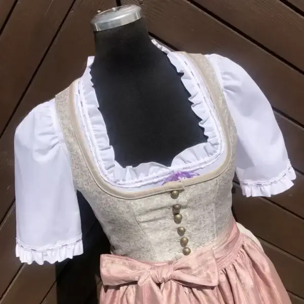 Waldorff Dirndlbluse kurzarm mit Satinbändchen flieder – Bild 1 – Chiemgauer Heimatwerk Trachten-Onlineshop Waldorff Dirndlbluse kurzarm mit Satinbändchen flieder - Bild 1 - Chiemgauer Heimatwerk Trachten-Onlineshop