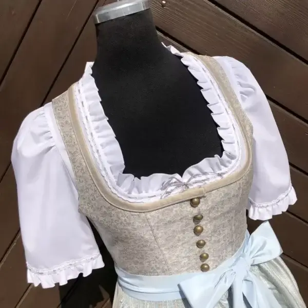 Waldorff Dirndlbluse kurzarm mit Satinbändchen grau – Bild 1 – Chiemgauer Heimatwerk Trachten-Onlineshop Waldorff Dirndlbluse kurzarm mit Satinbändchen grau - Bild 1 - Chiemgauer Heimatwerk Trachten-Onlineshop