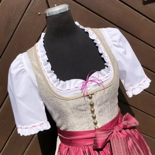 Waldorff Dirndlbluse kurzarm mit Satinbändchen pink – Bild 1 – Chiemgauer Heimatwerk Trachten-Onlineshop Waldorff Dirndlbluse kurzarm mit Satinbändchen pink - Bild 1 - Chiemgauer Heimatwerk Trachten-Onlineshop