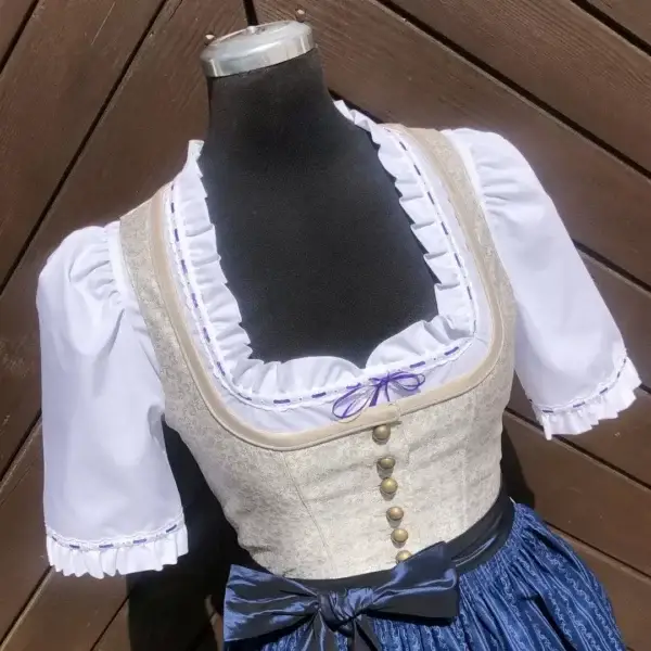 Waldorff Dirndlbluse kurzarm mit Satinbändchen violett – Bild 1 – Chiemgauer Heimatwerk Trachten-Onlineshop Waldorff Dirndlbluse kurzarm mit Satinbändchen violett - Bild 1 - Chiemgauer Heimatwerk Trachten-Onlineshop