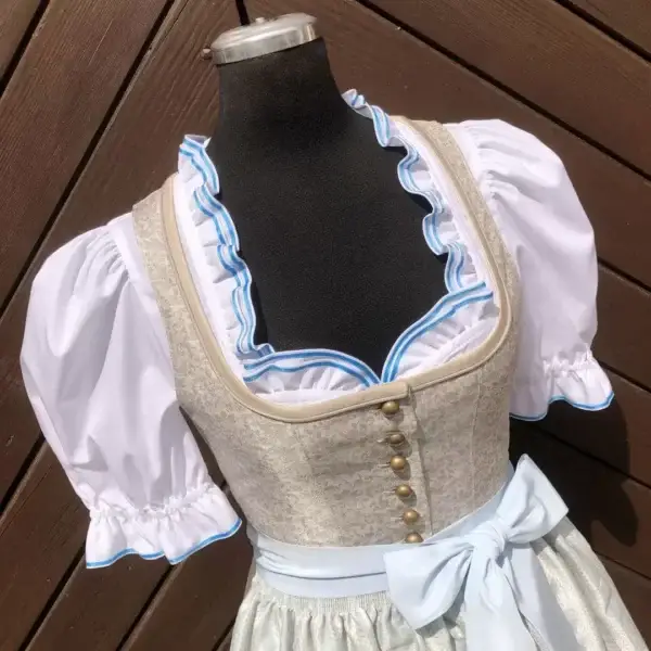 Waldorff Dirndlbluse kurzarm mit Satinband azur – Bild 1 – Chiemgauer Heimatwerk Trachten-Onlineshop Waldorff Dirndlbluse kurzarm mit Satinband azur - Bild 1 - Chiemgauer Heimatwerk Trachten-Onlineshop