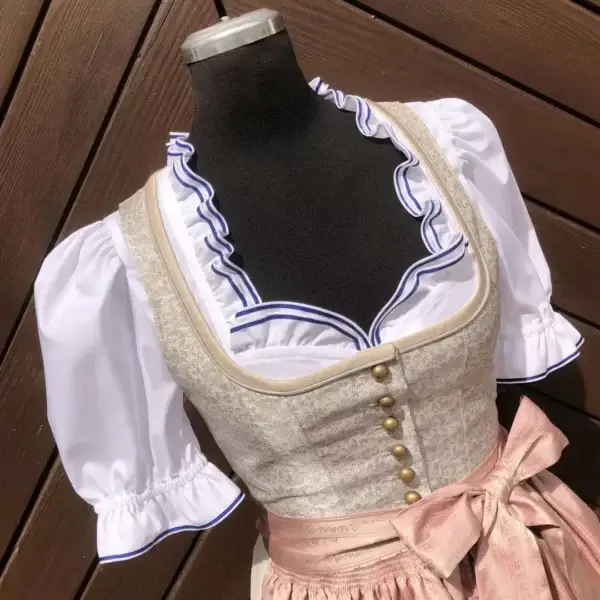 Waldorff Dirndlbluse kurzarm mit Satinband blau – Bild 1 – Chiemgauer Heimatwerk Trachten-Onlineshop Waldorff Dirndlbluse kurzarm mit Satinband blau - Bild 1 - Chiemgauer Heimatwerk Trachten-Onlineshop
