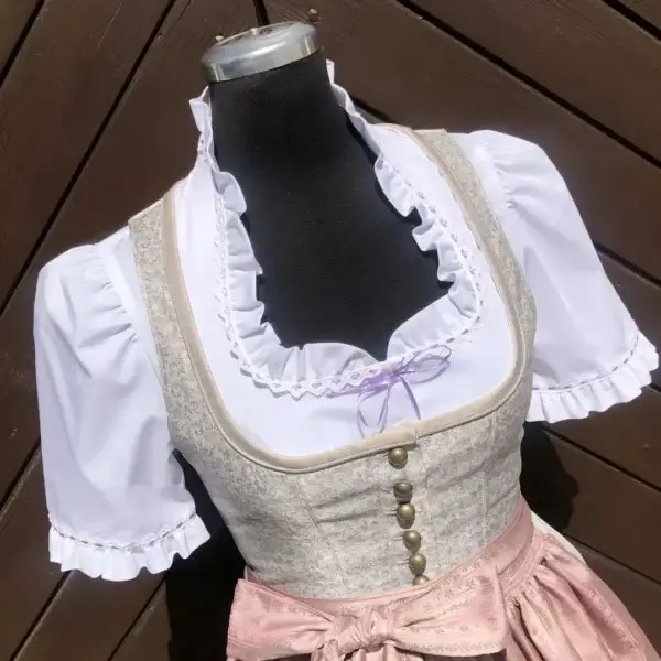 Waldorff Dirndlbluse kurzarm mit Satinband flieder – Bild 1 – Chiemgauer Heimatwerk Trachten-Onlineshop Waldorff Dirndlbluse kurzarm mit Satinband flieder - Bild 1 - Chiemgauer Heimatwerk Trachten-Onlineshop