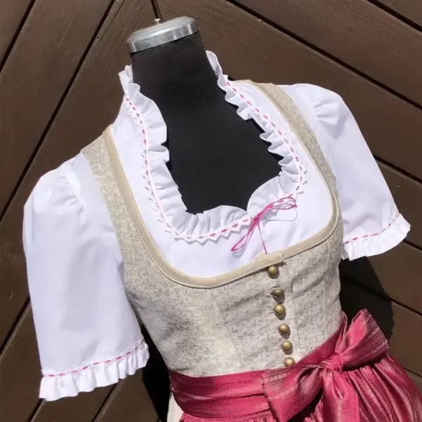 Waldorff Dirndlbluse kurzarm mit Satinband pink No. 2 – Bild 1 – Chiemgauer Heimatwerk Trachten-Onlineshop Waldorff Dirndlbluse kurzarm mit Satinband pink No. 2 - Bild 1 - Chiemgauer Heimatwerk Trachten-Onlineshop