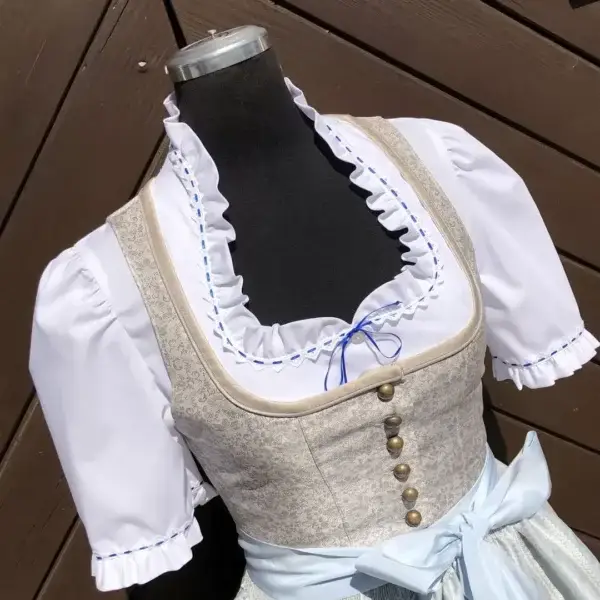 Waldorff Dirndlbluse kurzarm mit Satinband royal – Bild 1 – Chiemgauer Heimatwerk Trachten-Onlineshop Waldorff Dirndlbluse kurzarm mit Satinband royal - Bild 1 - Chiemgauer Heimatwerk Trachten-Onlineshop