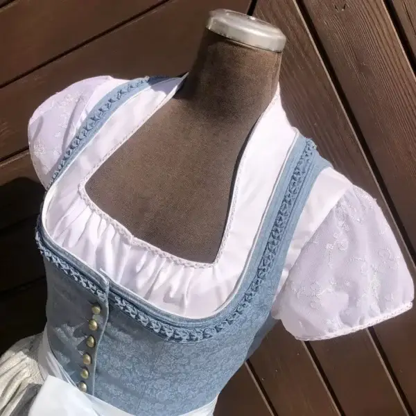 Waldorff Dirndlbluse kurzarm mit Schneewittchenkragen No. 16 – Bild 1 – Chiemgauer Heimatwerk Trachten-Onlineshop Waldorff Dirndlbluse kurzarm mit Schneewittchenkragen No. 16 - Bild 1 - Chiemgauer Heimatwerk Trachten-Onlineshop