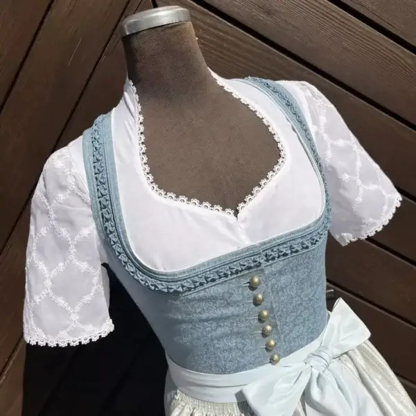 Waldorff Dirndlbluse kurzarm mit Schneewittchenkragen No. 17 – Bild 1 – Chiemgauer Heimatwerk Trachten-Onlineshop Waldorff Dirndlbluse kurzarm mit Schneewittchenkragen No. 17 - Bild 1 - Chiemgauer Heimatwerk Trachten-Onlineshop