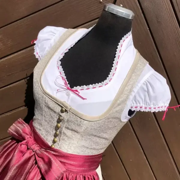 Waldorff Dirndlbluse kurzarm mit Schneewittchenkragen No. 22 – Bild 1 – Chiemgauer Heimatwerk Trachten-Onlineshop Waldorff Dirndlbluse kurzarm mit Schneewittchenkragen No. 22 - Bild 1 - Chiemgauer Heimatwerk Trachten-Onlineshop