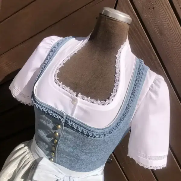 Waldorff Dirndlbluse kurzarm mit Schneewittchenkragen No. 4 – Bild 1 – Chiemgauer Heimatwerk Trachten-Onlineshop Waldorff Dirndlbluse kurzarm mit Schneewittchenkragen No. 4 - Bild 1 - Chiemgauer Heimatwerk Trachten-Onlineshop