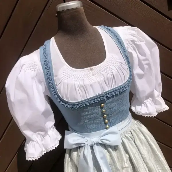 Waldorff Dirndlbluse kurzarm mit Smok No. 1 – Bild 1 – Chiemgauer Heimatwerk Trachten-Onlineshop Waldorff Dirndlbluse kurzarm mit Smok No. 1 - Bild 1 - Chiemgauer Heimatwerk Trachten-Onlineshop