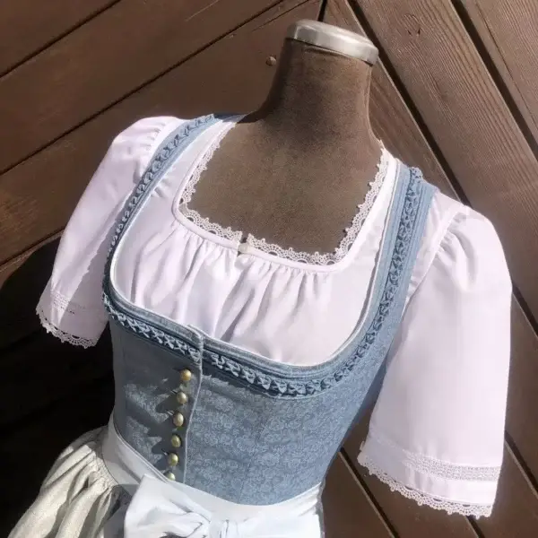 Waldorff Dirndlbluse kurzarm mit Spitze No. 2 – Bild 1 – Chiemgauer Heimatwerk Trachten-Onlineshop Waldorff Dirndlbluse kurzarm mit Spitze No. 2 - Bild 1 - Chiemgauer Heimatwerk Trachten-Onlineshop