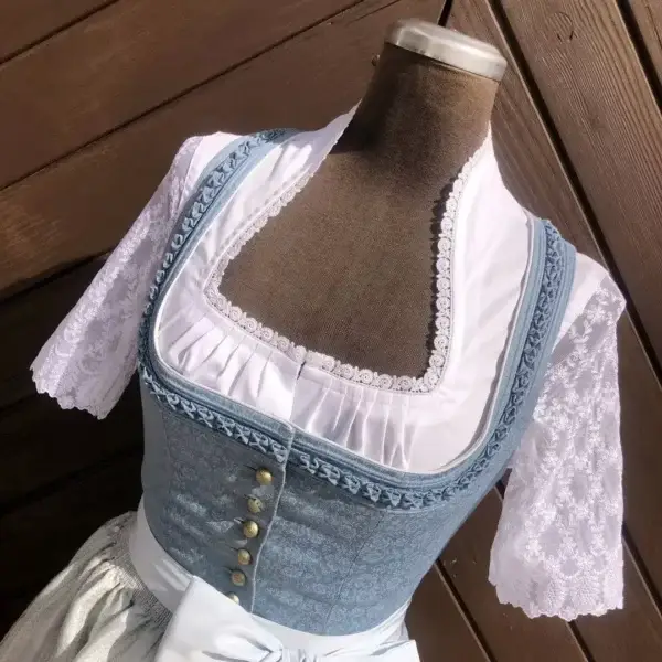 Waldorff Dirndlbluse kurzarm mit Spitzenärmeln No. 1 – Bild 1 – Chiemgauer Heimatwerk Trachten-Onlineshop Waldorff Dirndlbluse kurzarm mit Spitzenärmeln No. 1 - Bild 1 - Chiemgauer Heimatwerk Trachten-Onlineshop