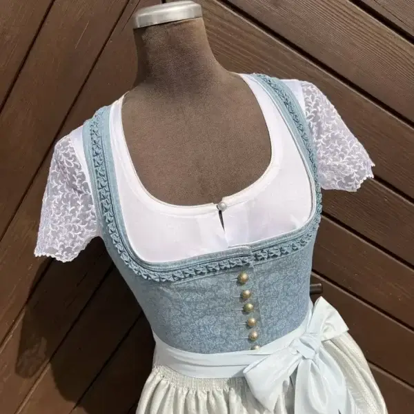 Waldorff Dirndlbluse kurzarm mit Spitzenärmeln No. 6 – Bild 1 – Chiemgauer Heimatwerk Trachten-Onlineshop Waldorff Dirndlbluse kurzarm mit Spitzenärmeln No. 6 - Bild 1 - Chiemgauer Heimatwerk Trachten-Onlineshop