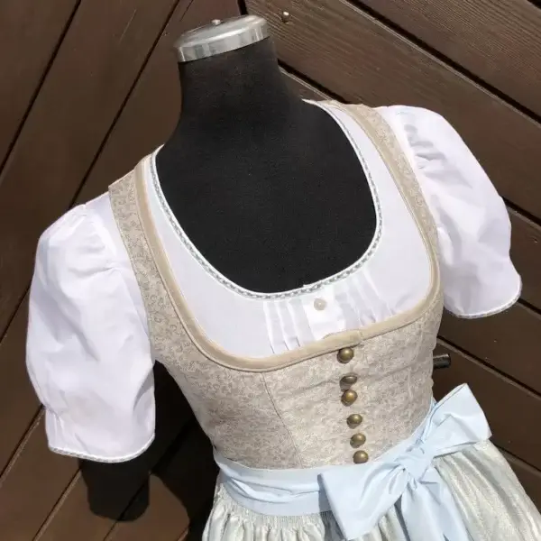 Waldorff Dirndlbluse kurzarm mit Stickerei blau – Bild 1 – Chiemgauer Heimatwerk Trachten-Onlineshop Waldorff Dirndlbluse kurzarm mit Stickerei blau - Bild 1 - Chiemgauer Heimatwerk Trachten-Onlineshop