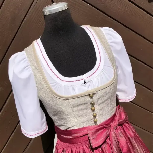 Waldorff Dirndlbluse kurzarm mit Stickerei himbeer – Bild 1 – Chiemgauer Heimatwerk Trachten-Onlineshop Waldorff Dirndlbluse kurzarm mit Stickerei himbeer - Bild 1 - Chiemgauer Heimatwerk Trachten-Onlineshop